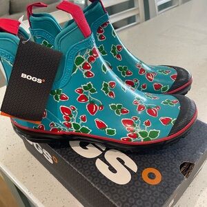 BOGS STRAWBERRY HARPER LOW RAIN BOOT